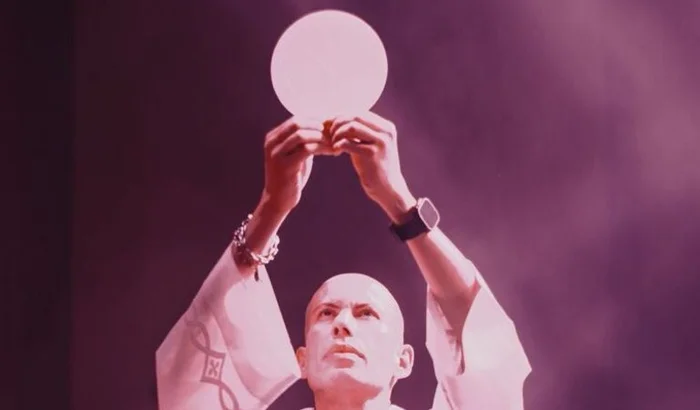 Padre Lucas segurando hóstia